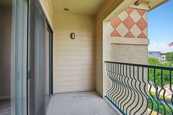 Large patios/balconies